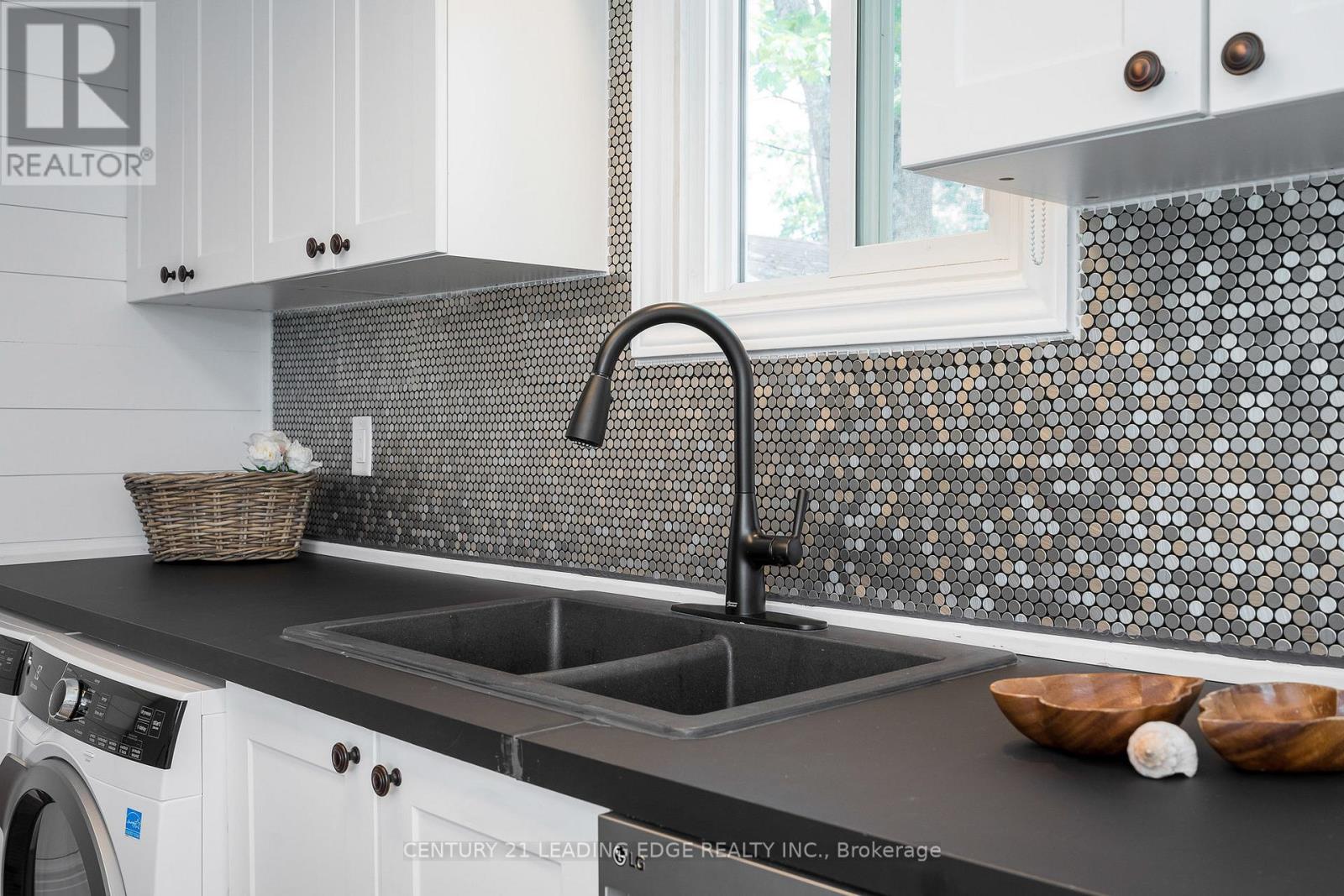 1988 River Road W, Wasaga Beach, Ontario  L9Z 2W1 - Photo 9 - S12519480