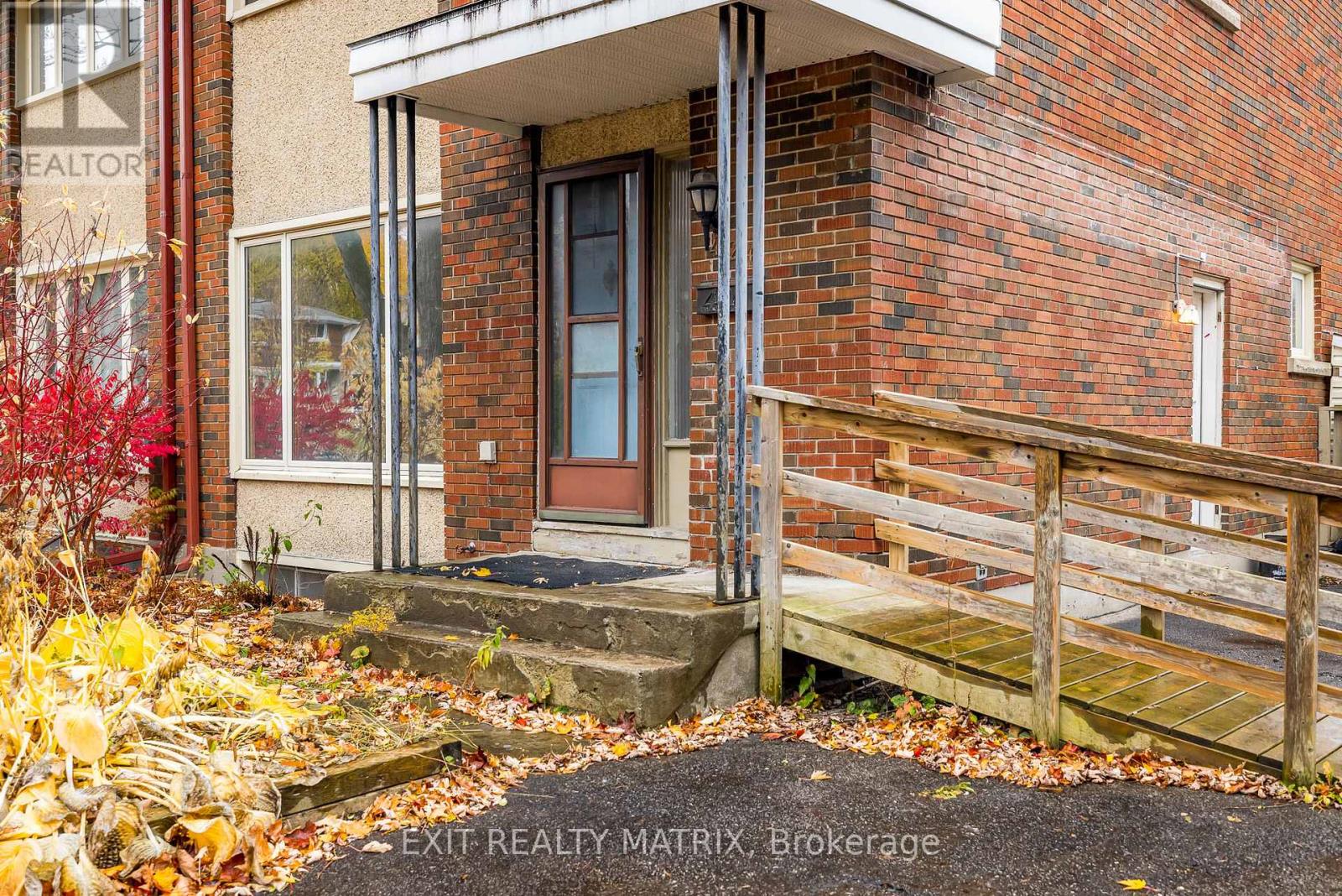 426 Apple Tree Lane, Ottawa, Ontario  K1K 2R6 - Photo 3 - X12519640