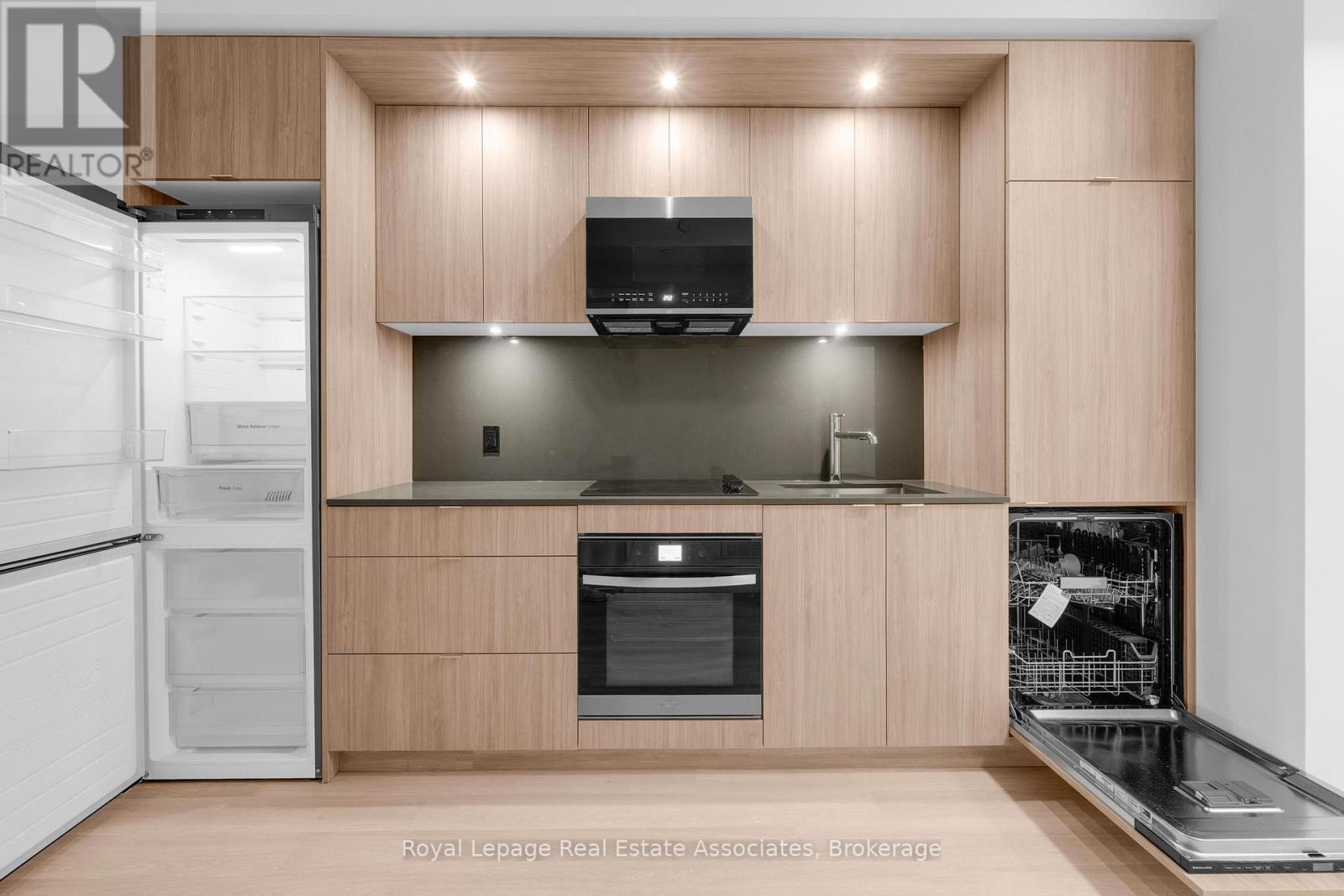 601 - 60 Central Park Roadway, Toronto, Ontario  M9A 3K1 - Photo 4 - W12519498