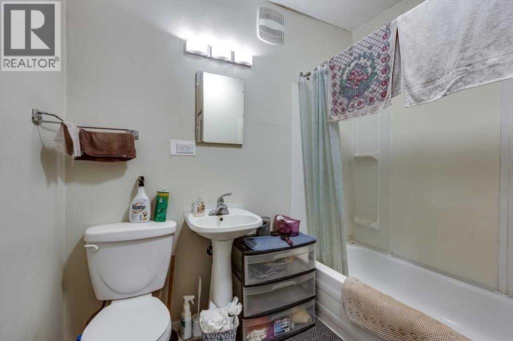 5218 & 5216 56 Ave, Ponoka, Alberta  T4J 1G6 - Photo 12 - A2268380