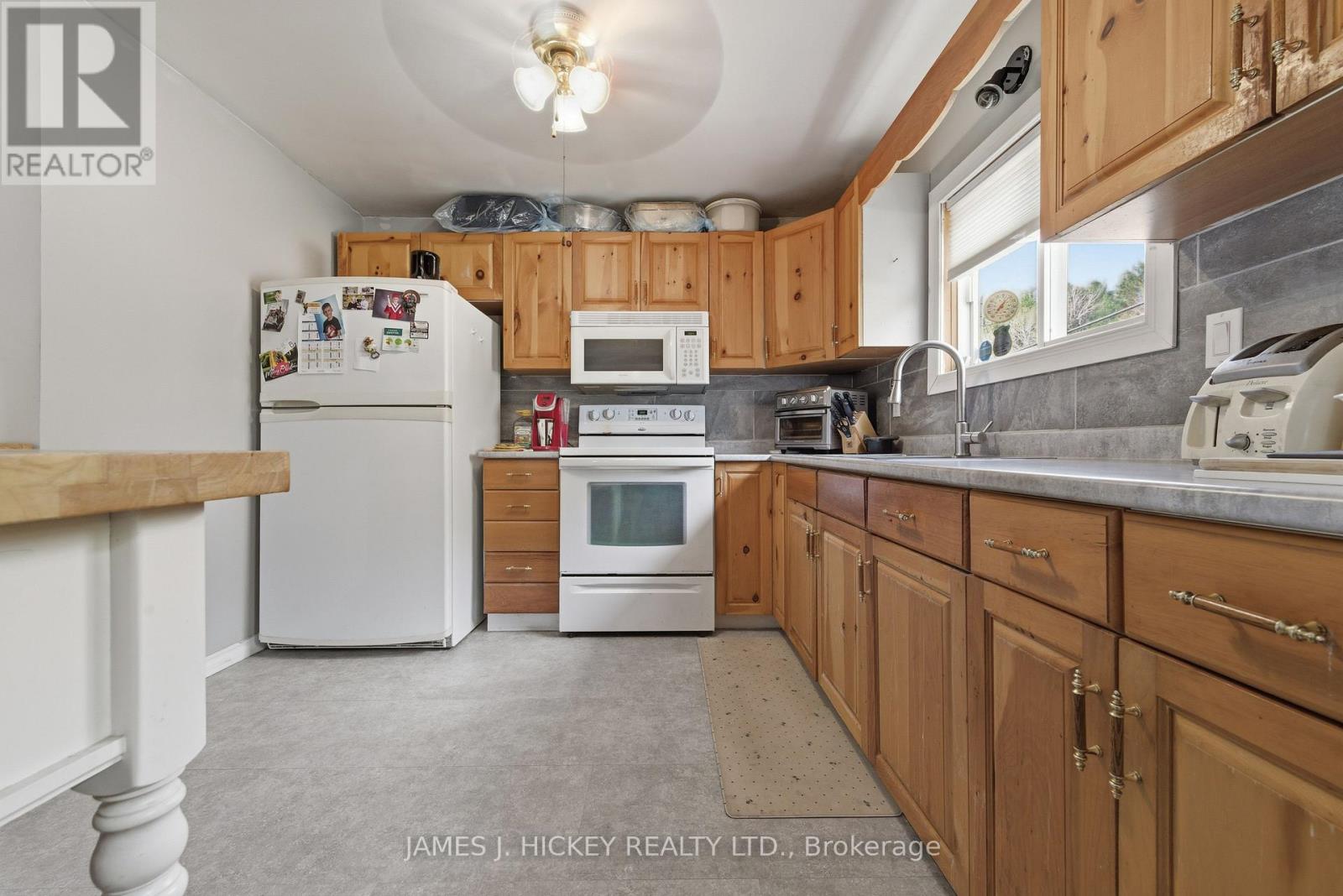 37103 Highway 17 Highway, Laurentian Hills, Ontario K0J 2H0 - Photo 3 - X12519562