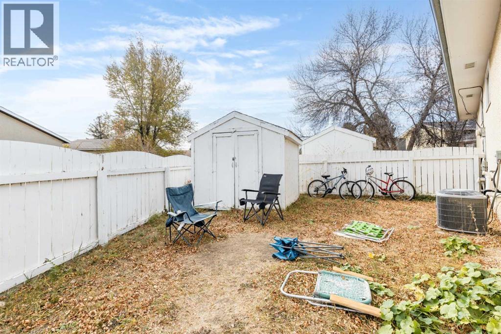 2555 & 2557 Thompson Crescent Se, Medicine Hat, Alberta  T1B 1C5 - Photo 2 - A2268165