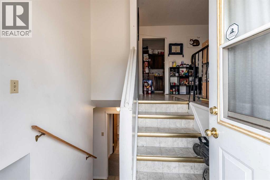 2555 & 2557 Thompson Crescent Se, Medicine Hat, Alberta  T1B 1C5 - Photo 4 - A2268165