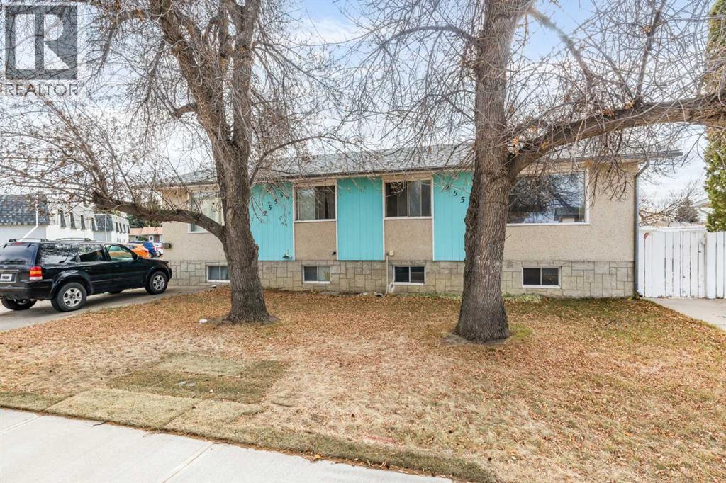 2555 & 2557 Thompson Crescent Se, Medicine Hat, Alberta  T1B 1C5 - Photo 1 - A2268165