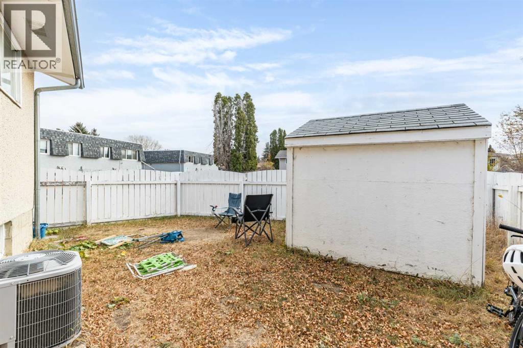 2555 & 2557 Thompson Crescent Se, Medicine Hat, Alberta  T1B 1C5 - Photo 3 - A2268165