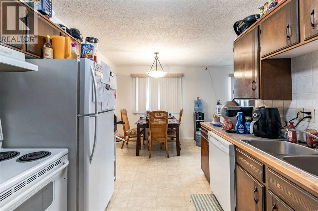 2555 & 2557 Thompson Crescent Se, Medicine Hat, Alberta  T1B 1C5 - Photo 11 - A2268165