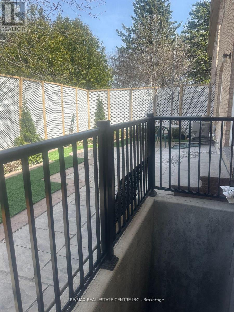 1529 Portsmouth Place, Mississauga, Ontario  L5M 7W1 - Photo 11 - W12519596