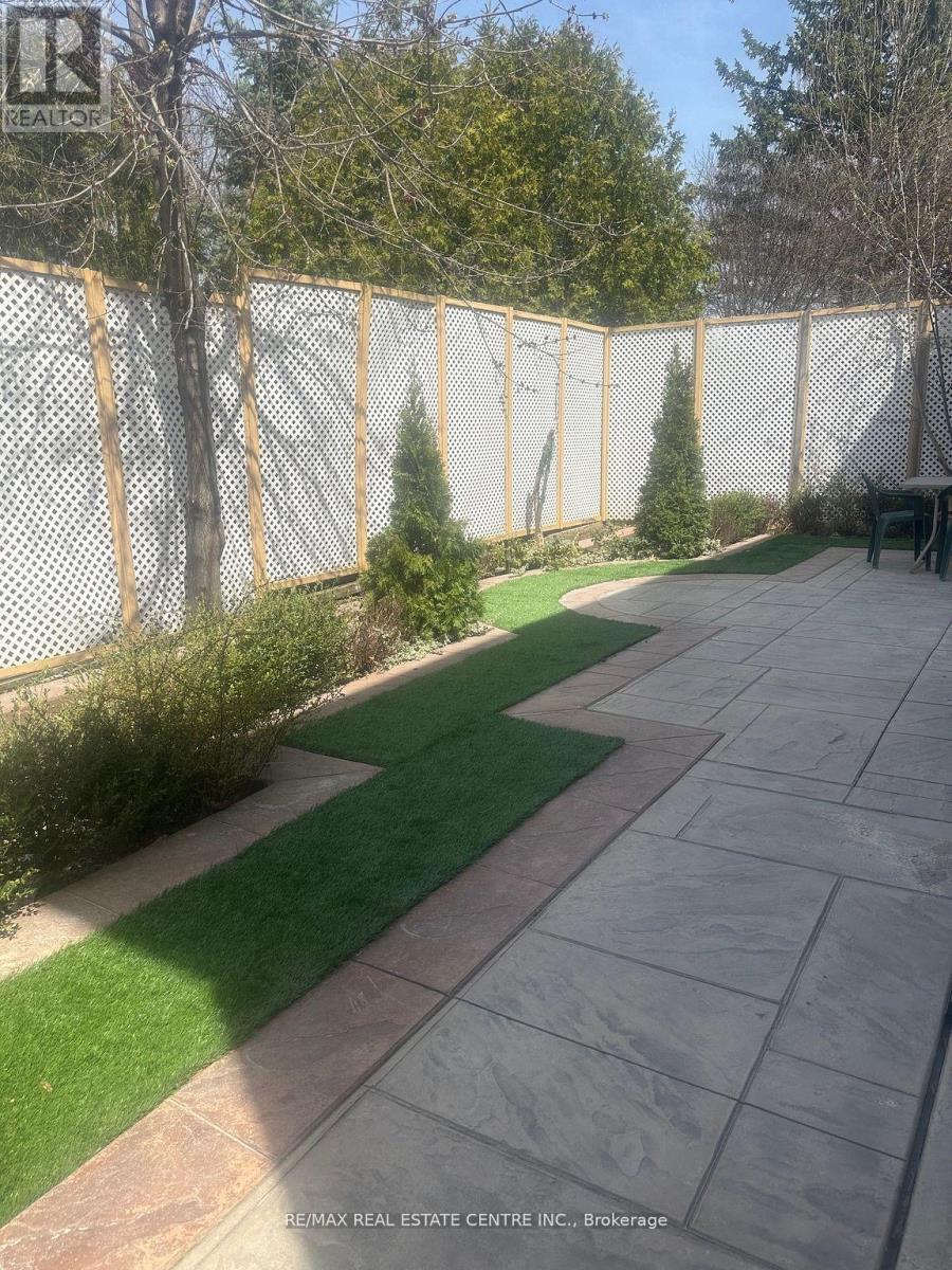 1529 Portsmouth Place, Mississauga, Ontario  L5M 7W1 - Photo 12 - W12519596