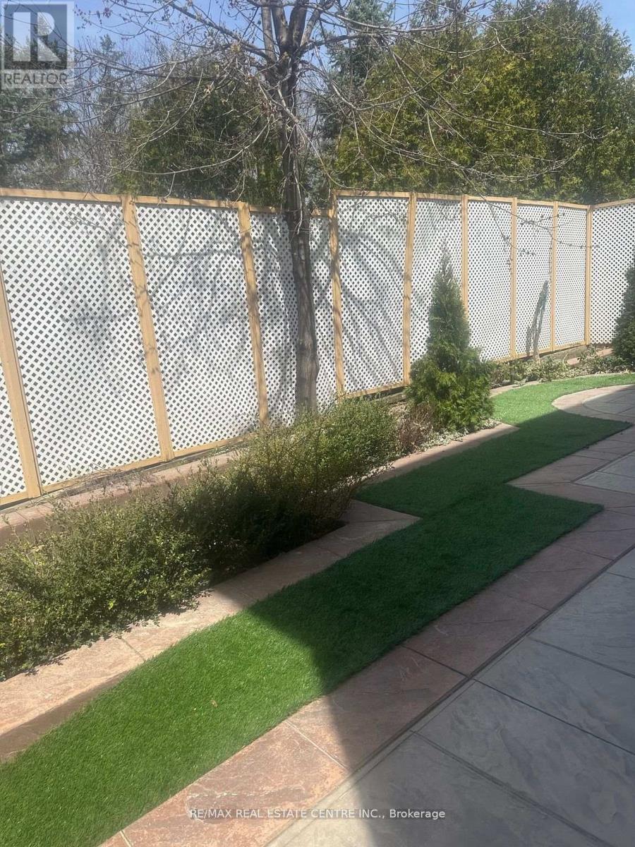 1529 Portsmouth Place, Mississauga, Ontario  L5M 7W1 - Photo 13 - W12519596