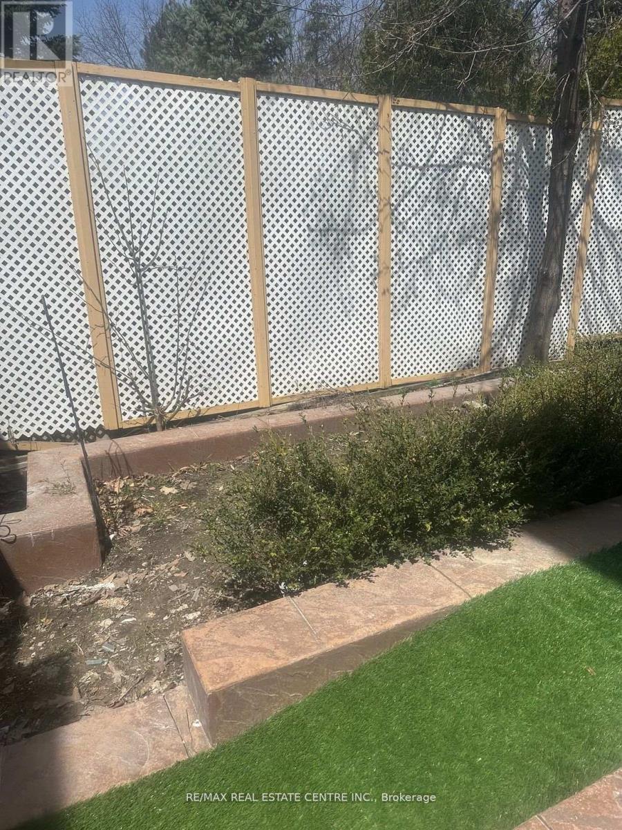 1529 Portsmouth Place, Mississauga, Ontario  L5M 7W1 - Photo 15 - W12519596