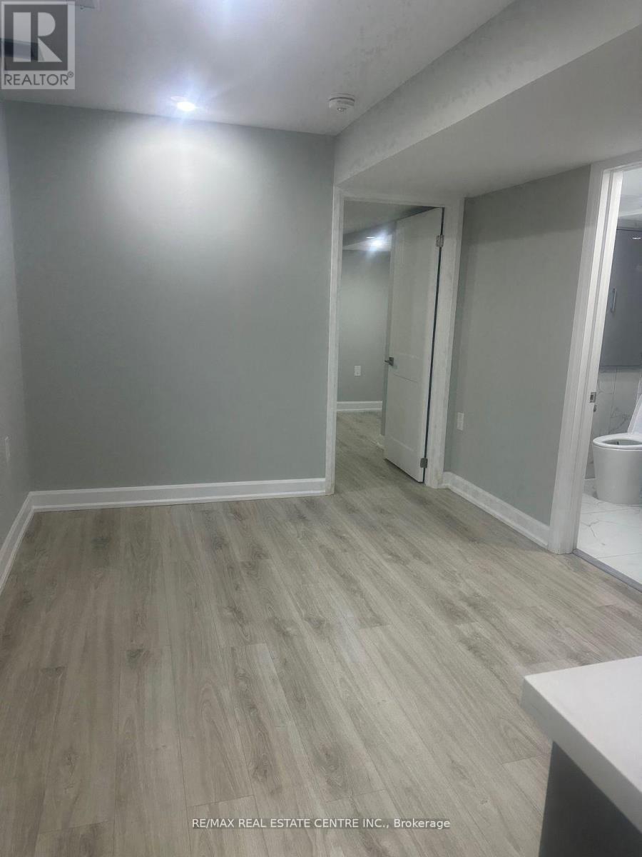 1529 Portsmouth Place, Mississauga, Ontario  L5M 7W1 - Photo 2 - W12519596