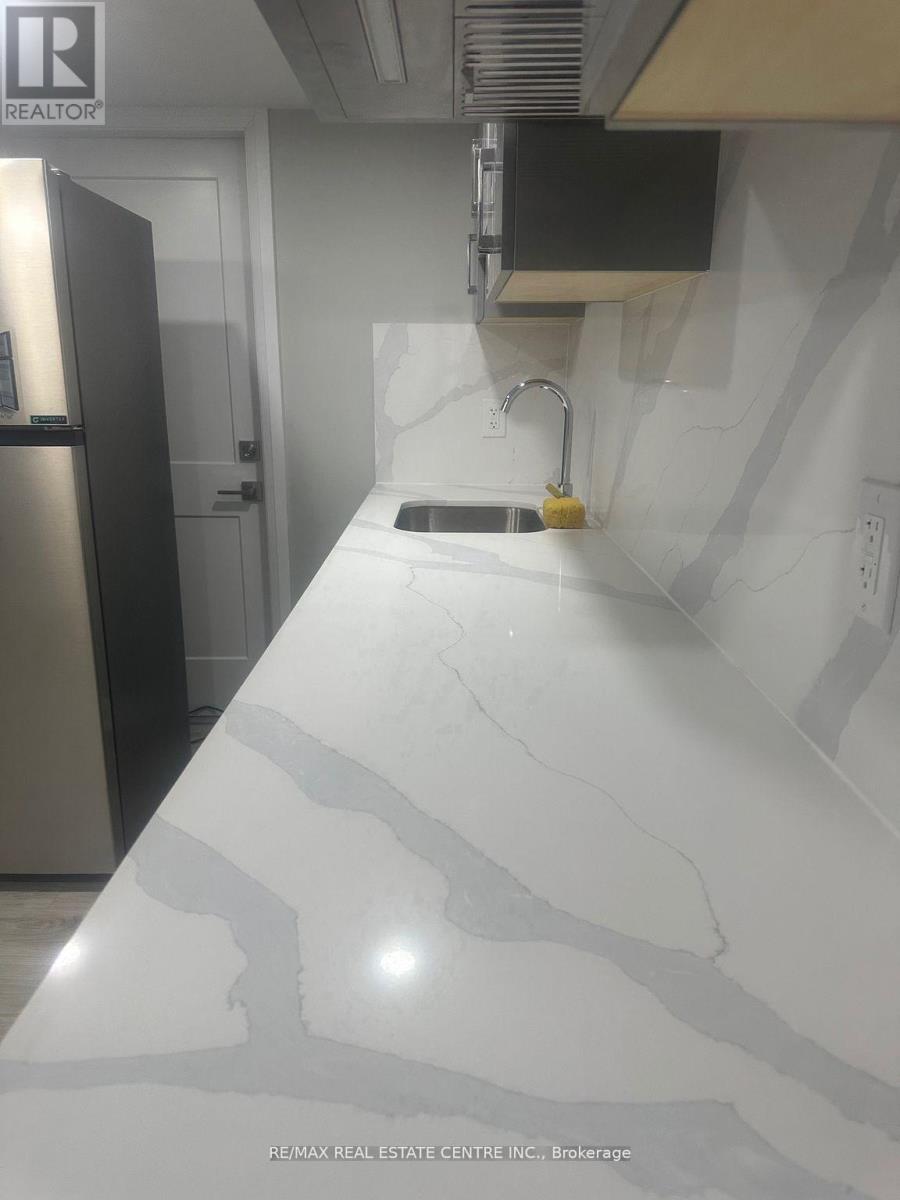 1529 Portsmouth Place, Mississauga, Ontario  L5M 7W1 - Photo 3 - W12519596