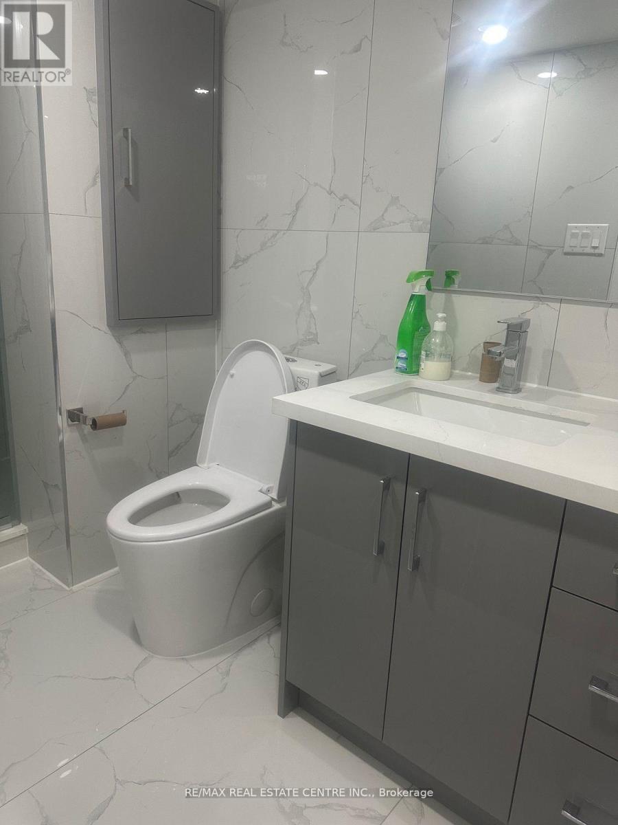 1529 Portsmouth Place, Mississauga, Ontario  L5M 7W1 - Photo 4 - W12519596