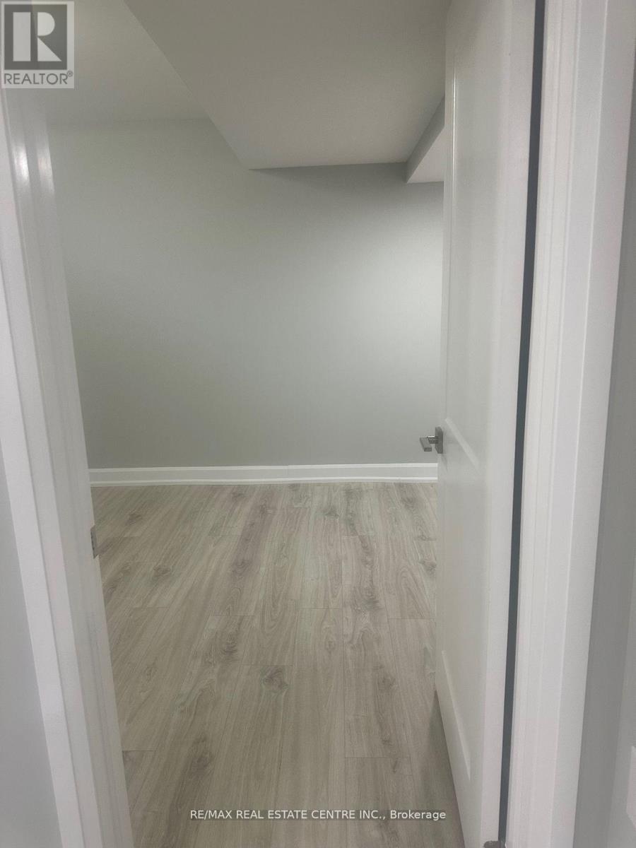 1529 Portsmouth Place, Mississauga, Ontario  L5M 7W1 - Photo 7 - W12519596