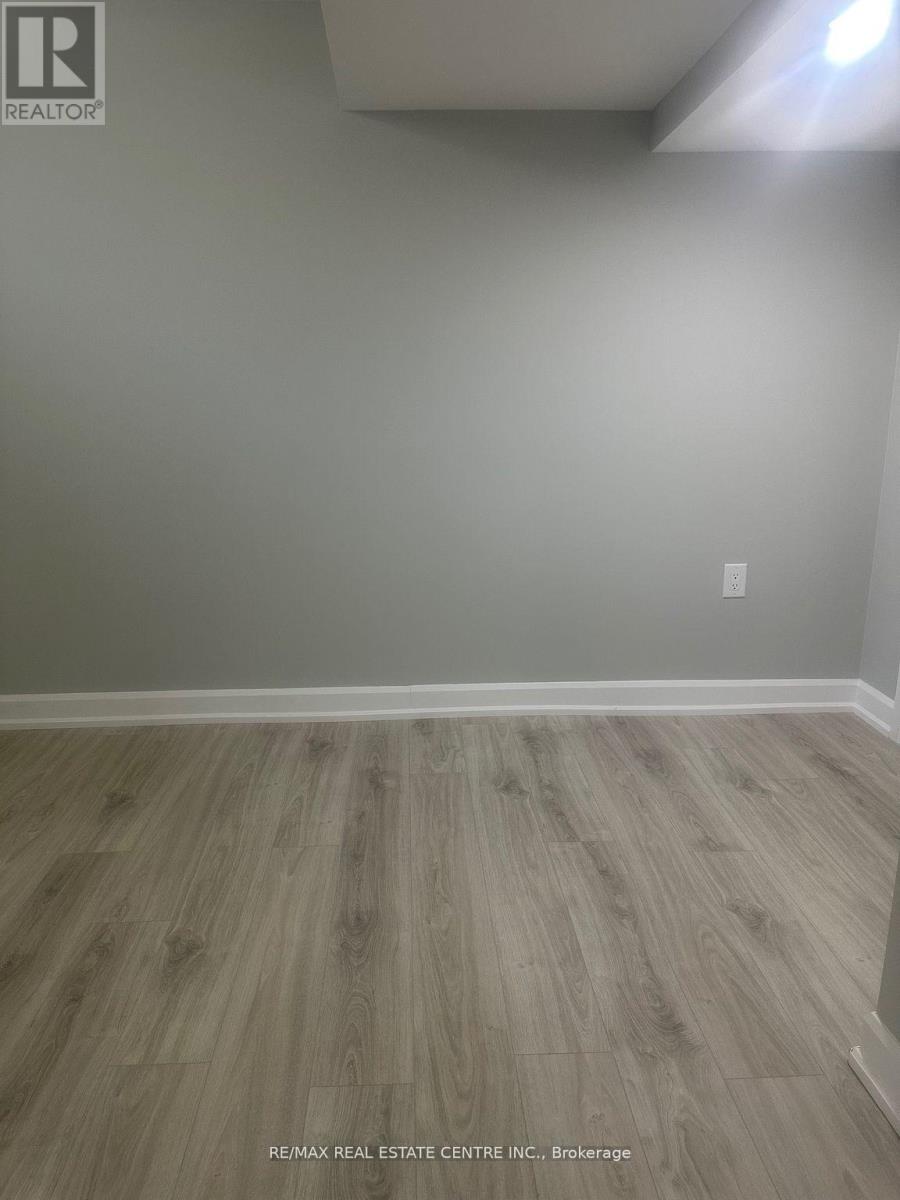 1529 Portsmouth Place, Mississauga, Ontario  L5M 7W1 - Photo 9 - W12519596