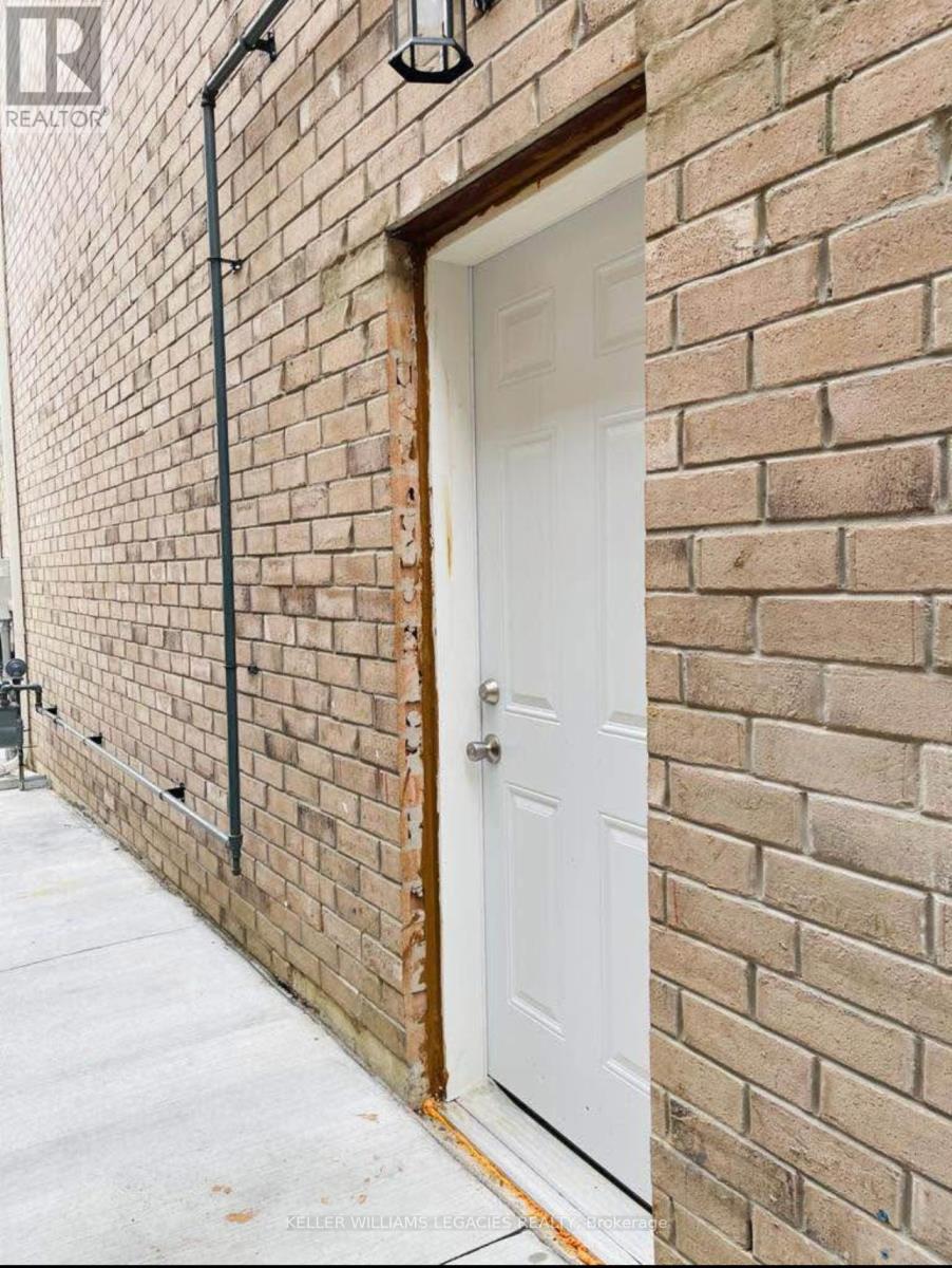 602 Remembrance Road, Brampton, Ontario  L7A 0C7 - Photo 6 - W12519612