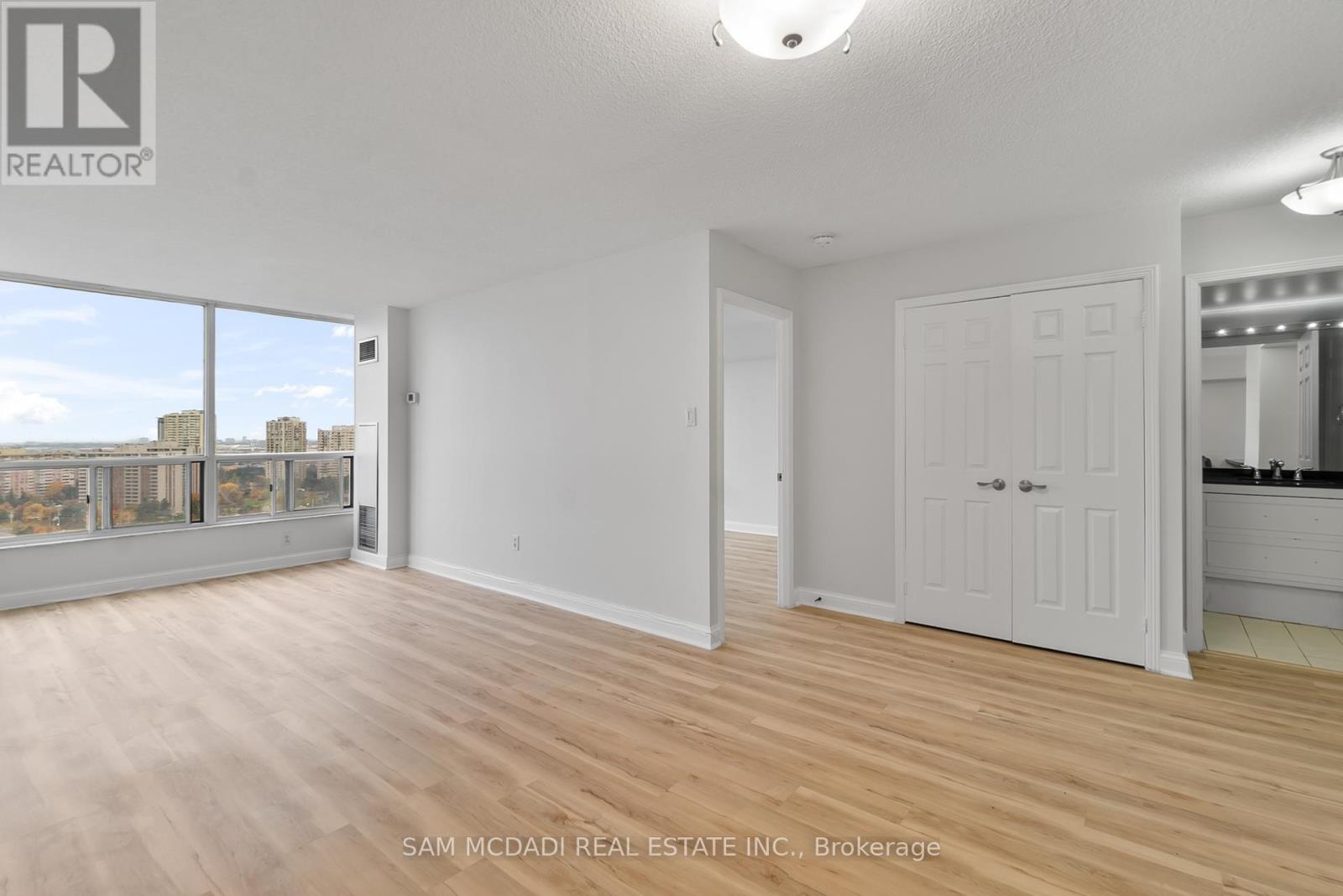 2106 - 24 Hanover Road S, Brampton, Ontario  L6S 5K8 - Photo 10 - W12519642