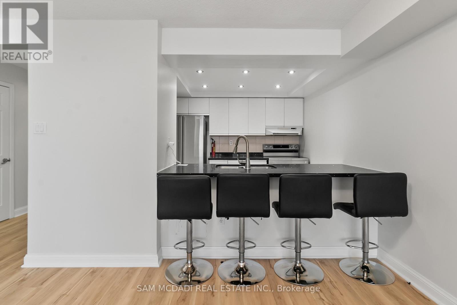 2106 - 24 Hanover Road S, Brampton, Ontario  L6S 5K8 - Photo 3 - W12519642