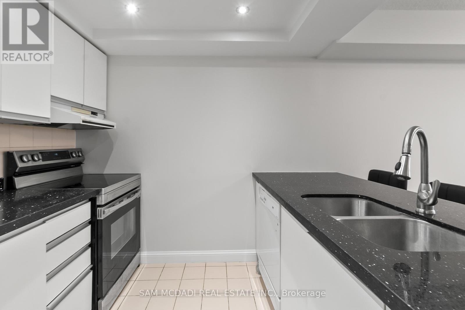 2106 - 24 Hanover Road S, Brampton, Ontario  L6S 5K8 - Photo 8 - W12519642