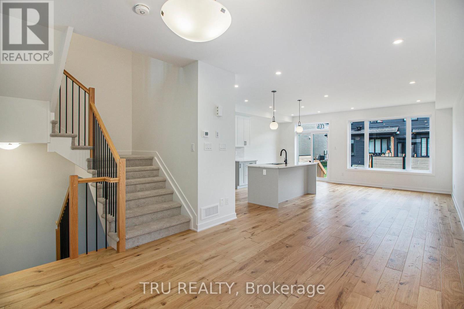 947 Cologne Street, Russell, Ontario  K0A 1W0 - Photo 3 - X12519698