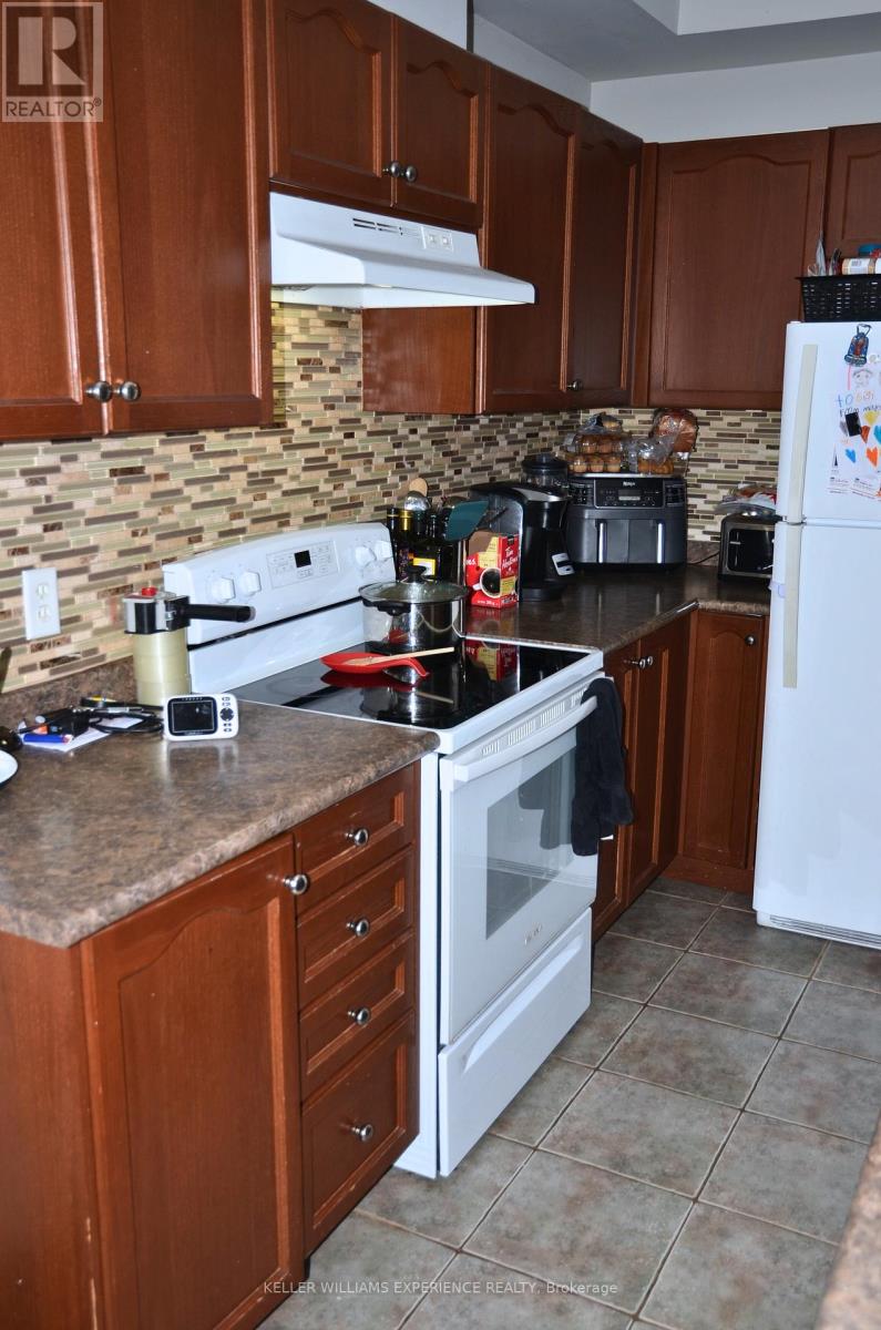 94 Stanley Street, Barrie, Ontario  L4M 6V5 - Photo 3 - S12519516