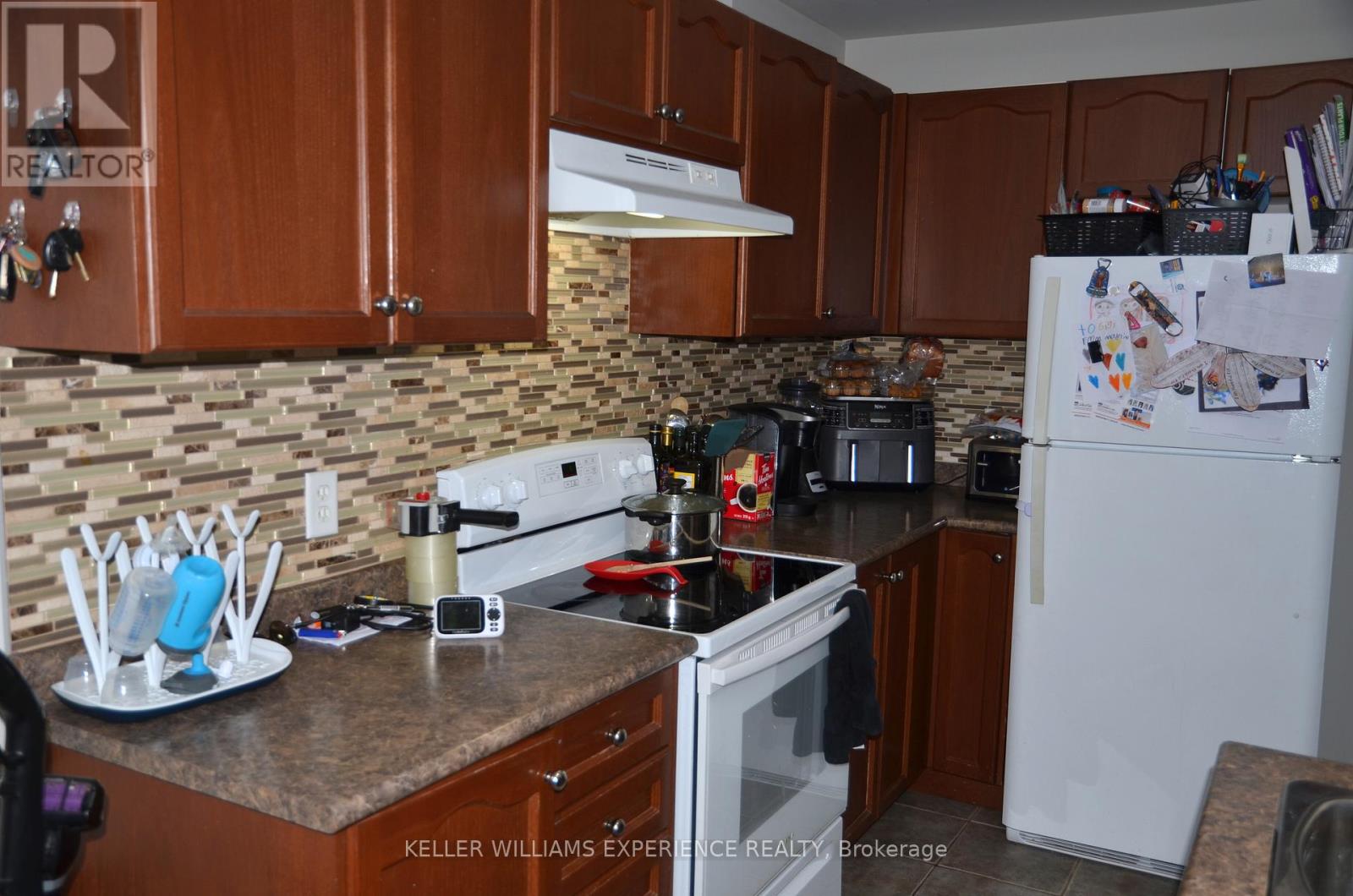 94 Stanley Street, Barrie, Ontario  L4M 6V5 - Photo 2 - S12519516