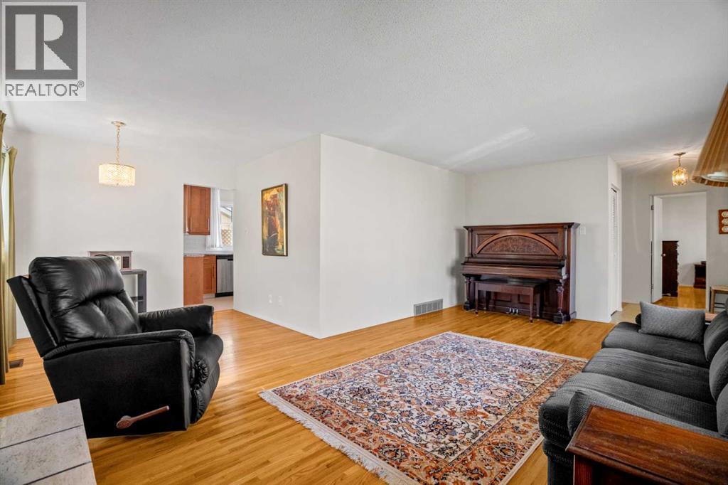 827 Lake Emerald Place Se, Calgary, Alberta  T2J 2J9 - Photo 6 - A2267532