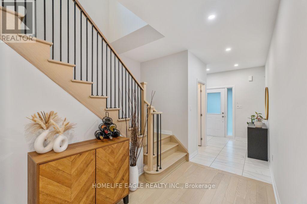 1533 Stovell Crescent, Innisfil, Ontario  L0L 1W0 - Photo 3 - N12519656