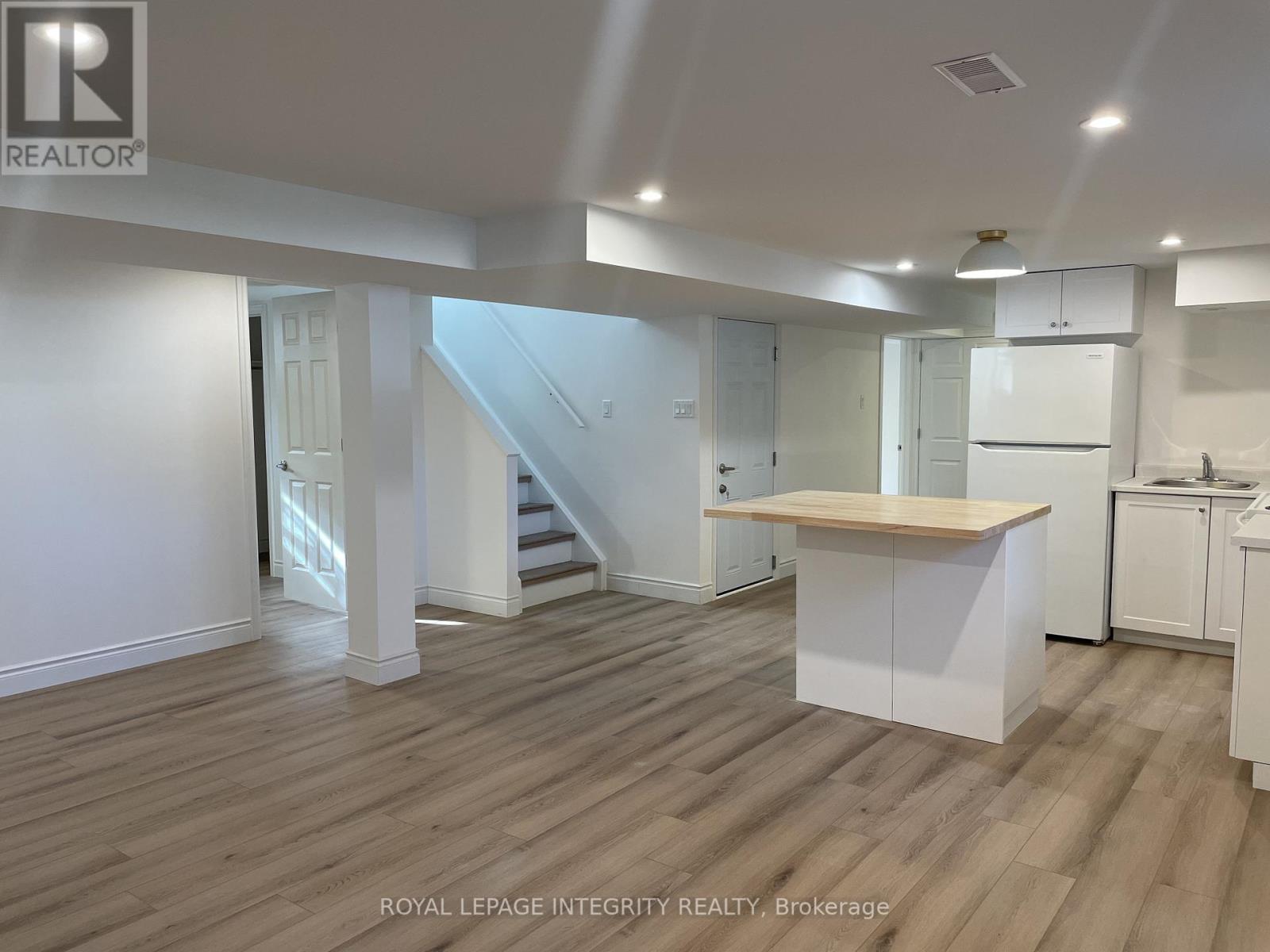 B - 32 Uxbridge Crescent, Ottawa, Ontario  K2L 1P5 - Photo 2 - X12519794