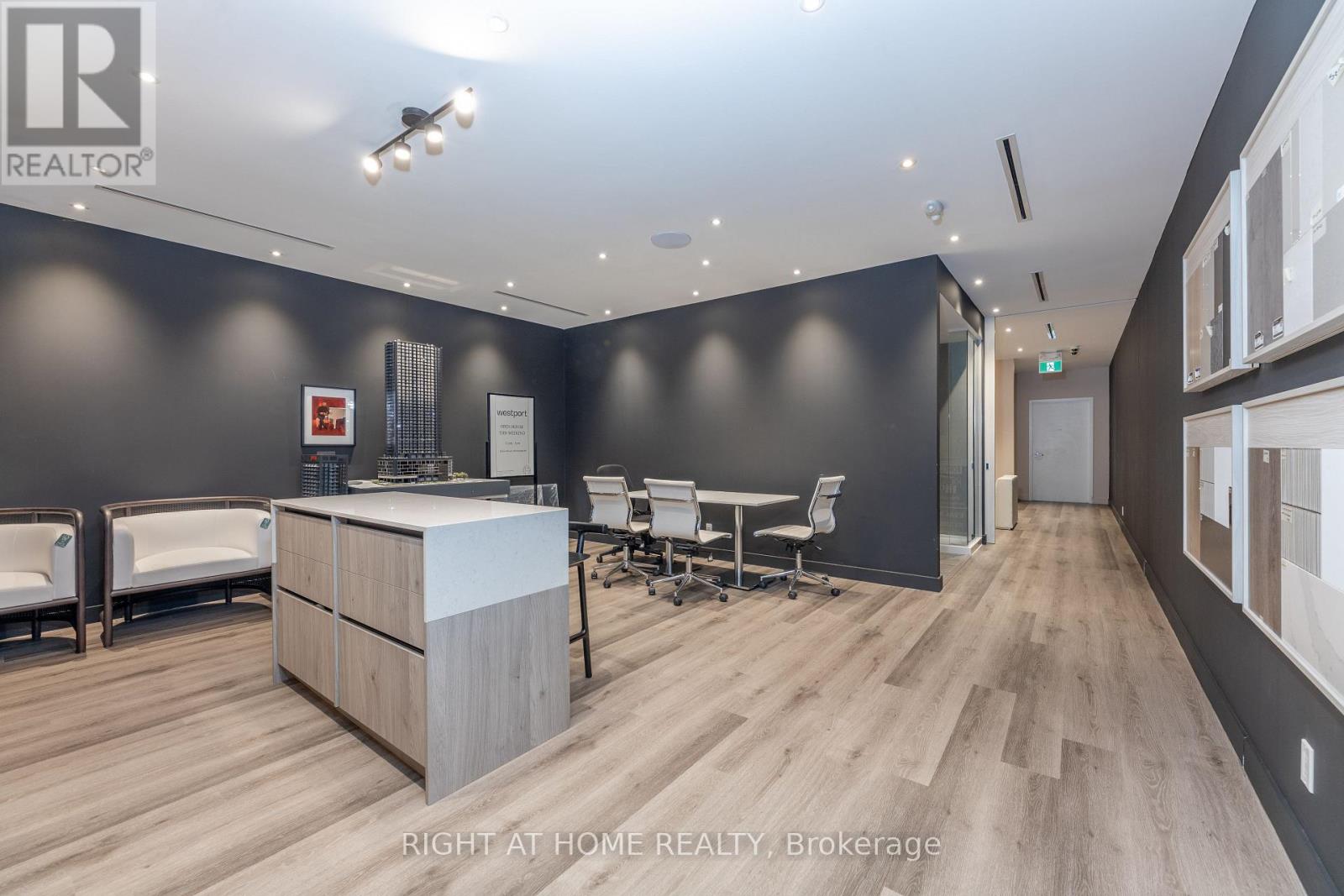 72 Lakeshore Road E, Mississauga, Ontario  L5G 1E1 - Photo 12 - W12496998