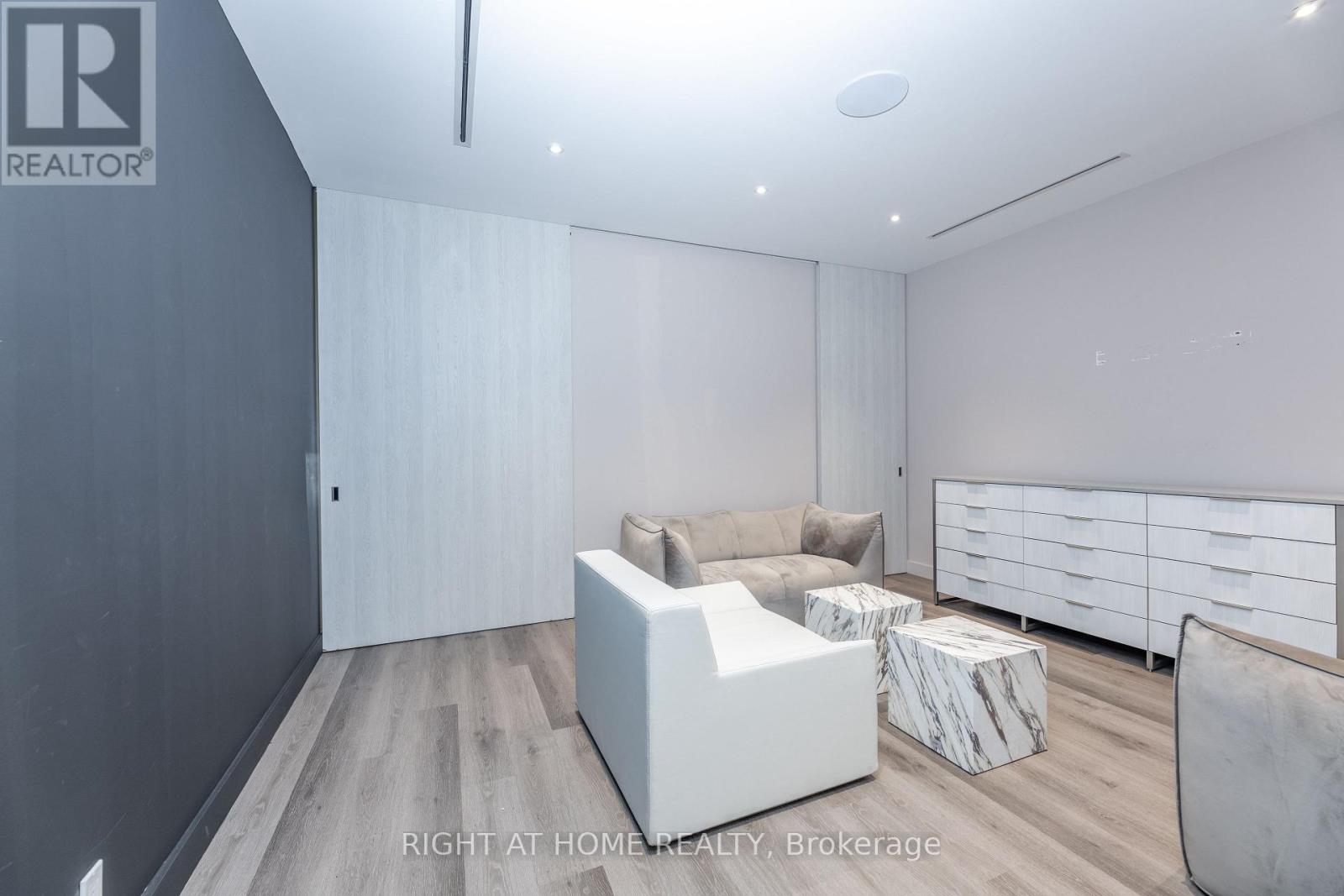 72 Lakeshore Road E, Mississauga, Ontario  L5G 1E1 - Photo 18 - W12496998