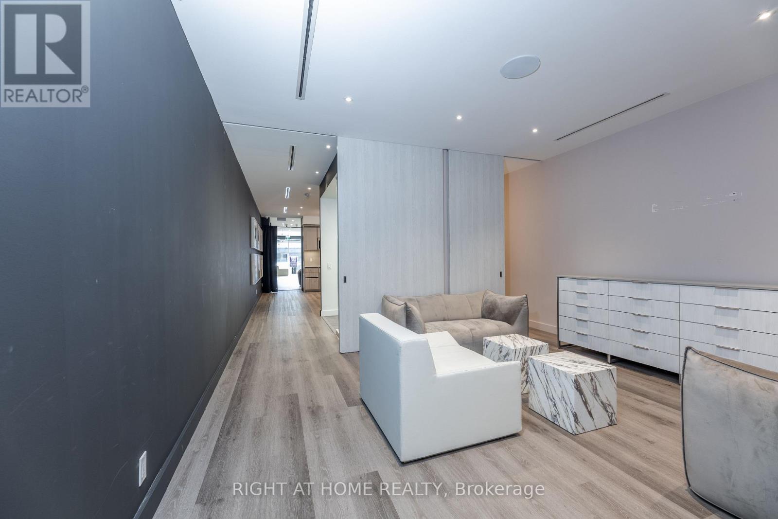 72 Lakeshore Road E, Mississauga, Ontario  L5G 1E1 - Photo 16 - W12496998