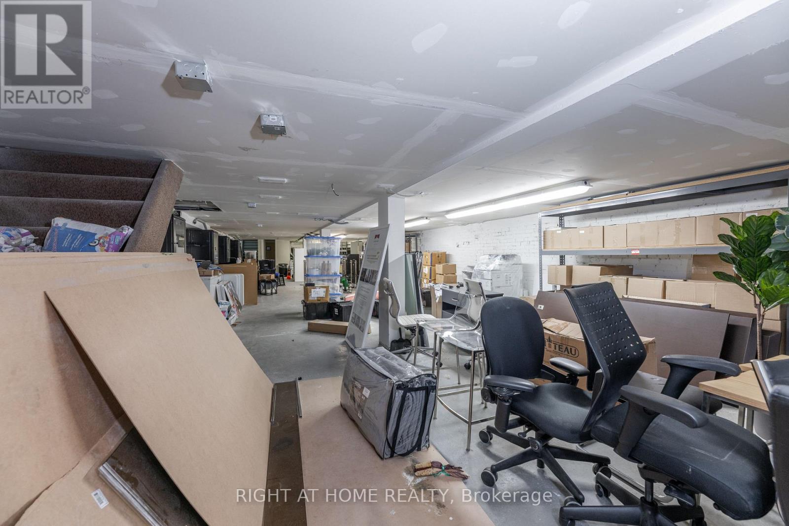 72 Lakeshore Road E, Mississauga, Ontario  L5G 1E1 - Photo 25 - W12496998