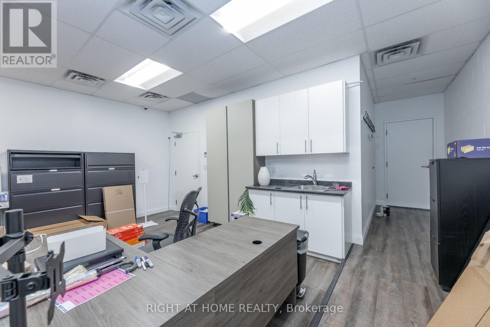 72 Lakeshore Road E, Mississauga, Ontario  L5G 1E1 - Photo 23 - W12496998