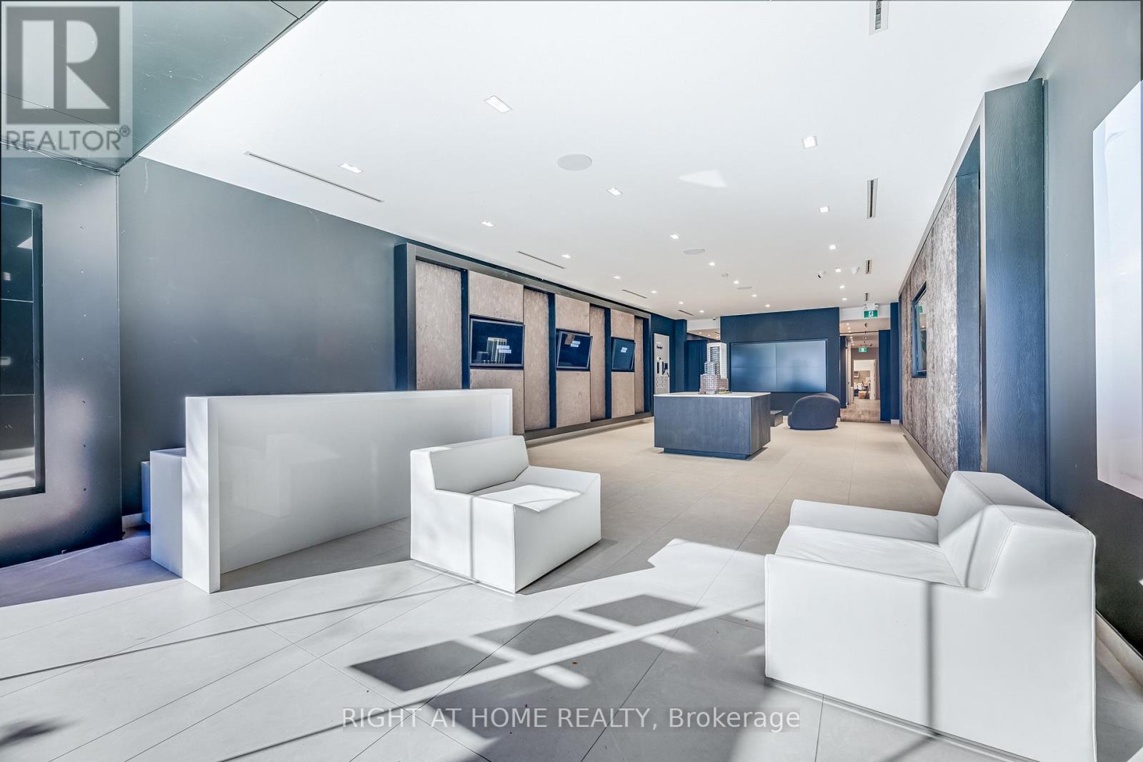 72 Lakeshore Road E, Mississauga, Ontario  L5G 1E1 - Photo 5 - W12496998