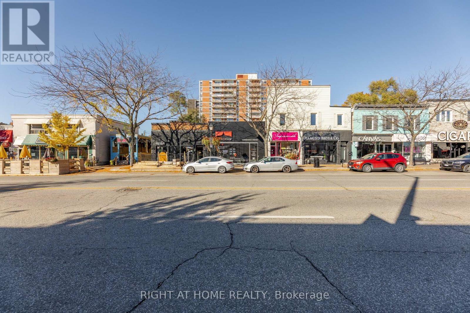 72 Lakeshore Road E, Mississauga, Ontario  L5G 1E1 - Photo 3 - W12496998