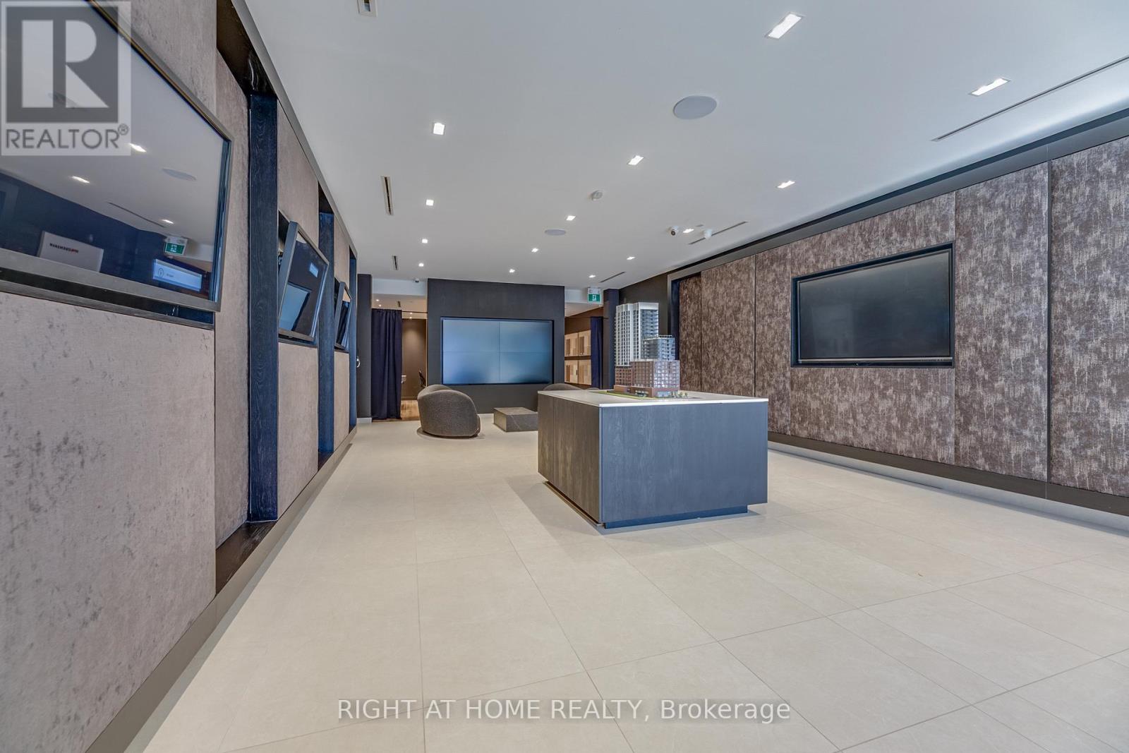 72 Lakeshore Road E, Mississauga, Ontario  L5G 1E1 - Photo 7 - W12496998