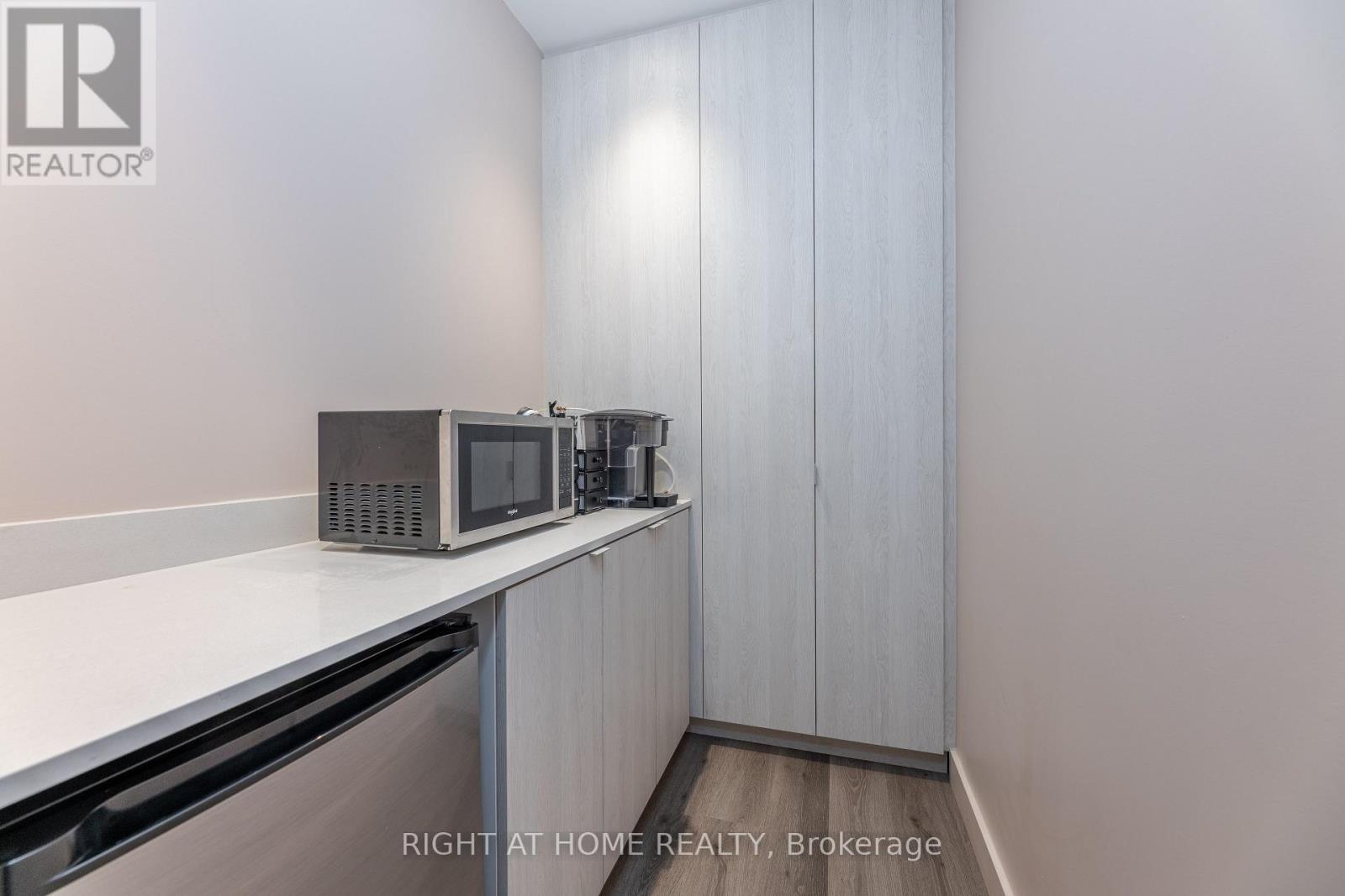 72 Lakeshore Road E, Mississauga, Ontario  L5G 1E1 - Photo 17 - W12496998