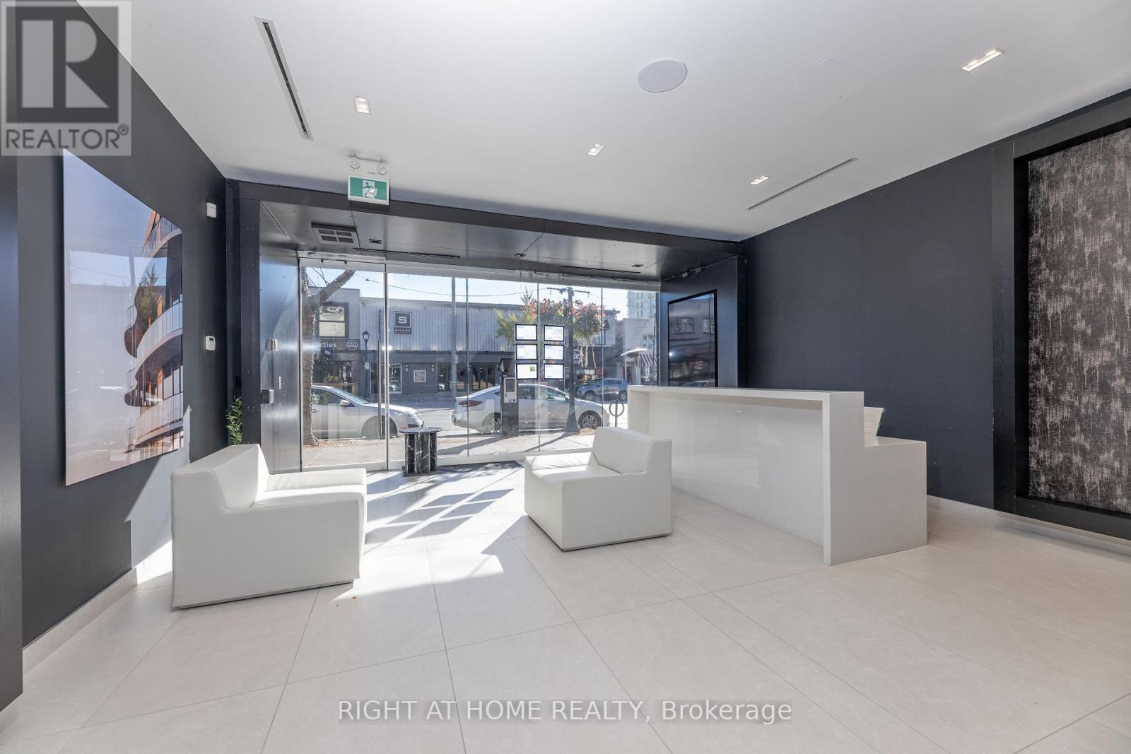 72 Lakeshore Road E, Mississauga, Ontario  L5G 1E1 - Photo 11 - W12496998