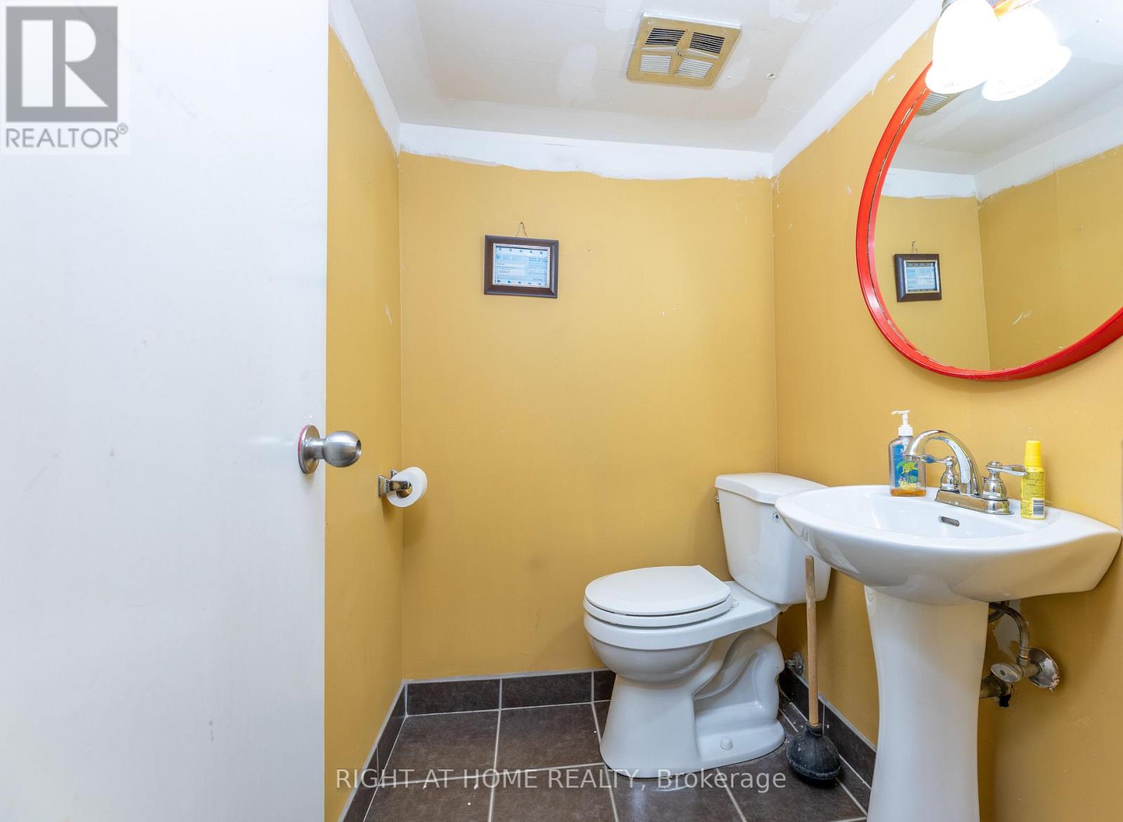 72 Lakeshore Road E, Mississauga, Ontario  L5G 1E1 - Photo 26 - W12496998