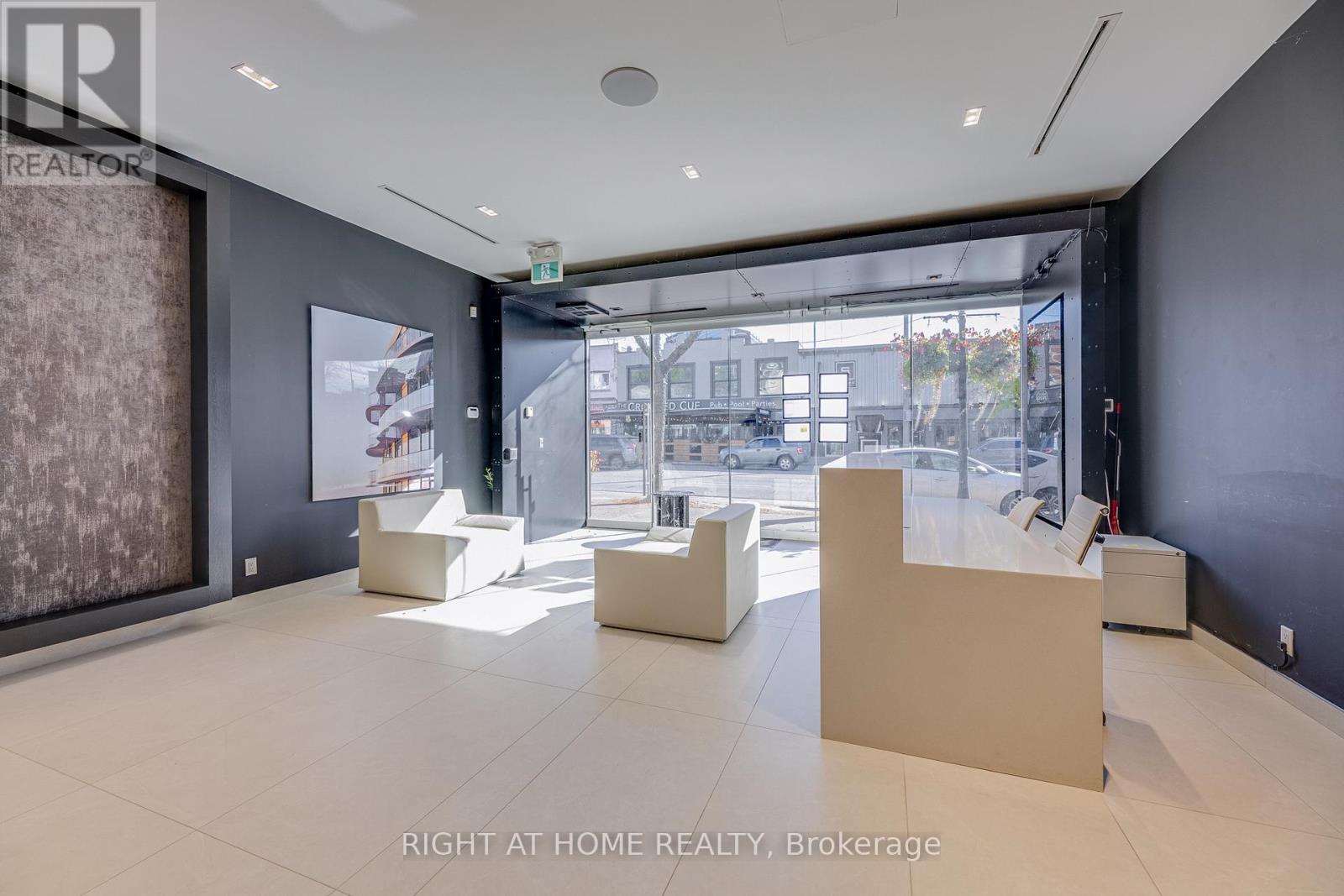 72 Lakeshore Road E, Mississauga, Ontario  L5G 1E1 - Photo 6 - W12496998