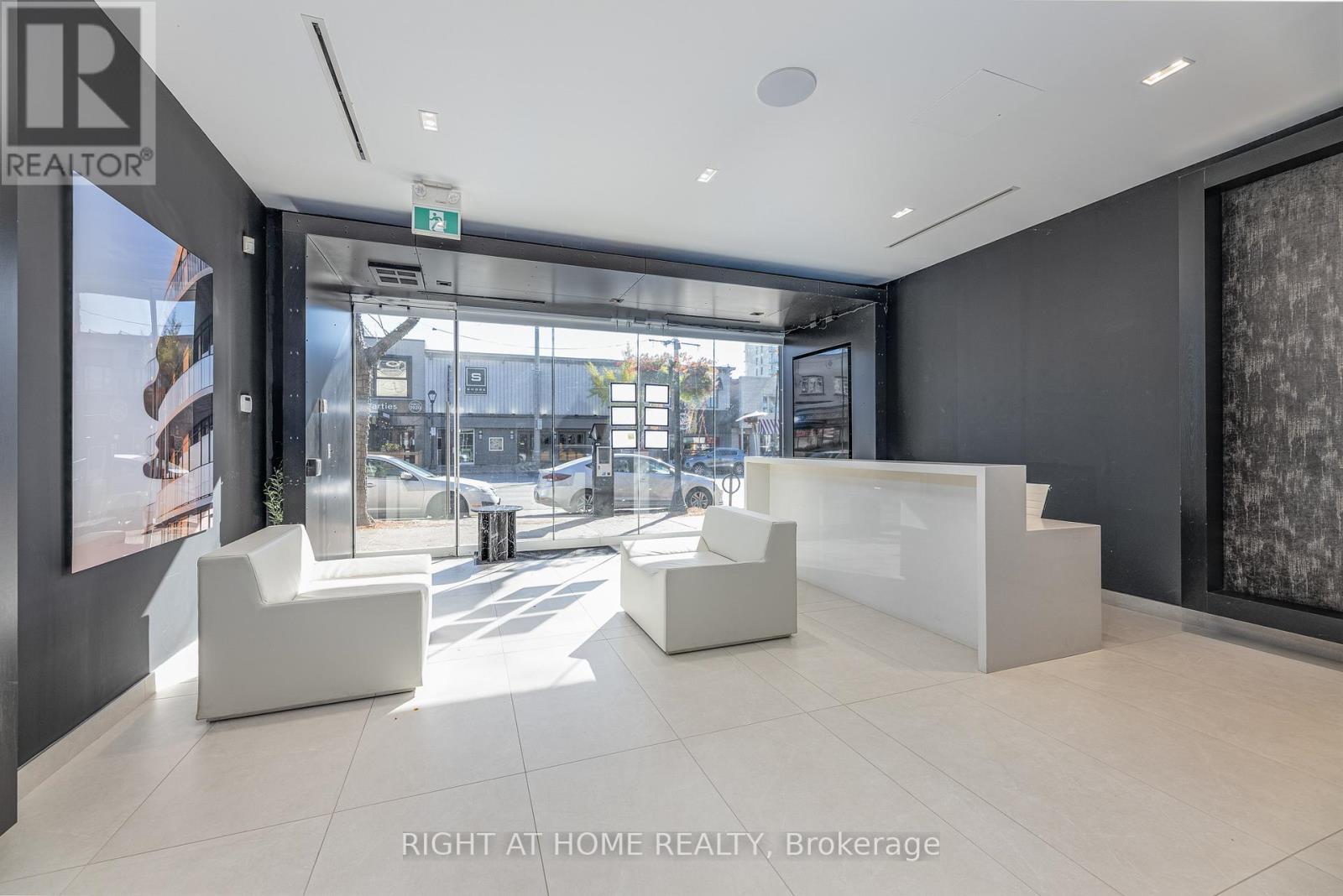 72 Lakeshore Road E, Mississauga, Ontario  L5G 1E1 - Photo 4 - W12496998