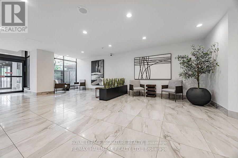 412 - 22 Clarissa Drive, Richmond Hill, Ontario  L4C 9R6 - Photo 2 - N12519804