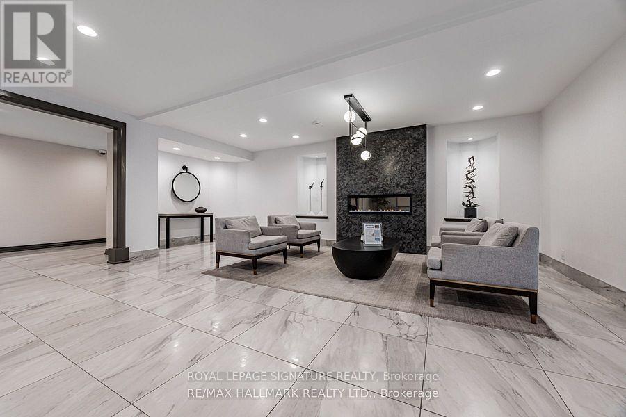 412 - 22 Clarissa Drive, Richmond Hill, Ontario  L4C 9R6 - Photo 3 - N12519804