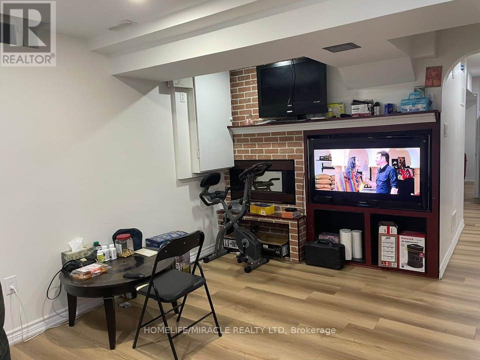 169 Fandango Drive, Brampton, Ontario  L6Z 0M1 - Photo 4 - W12519734