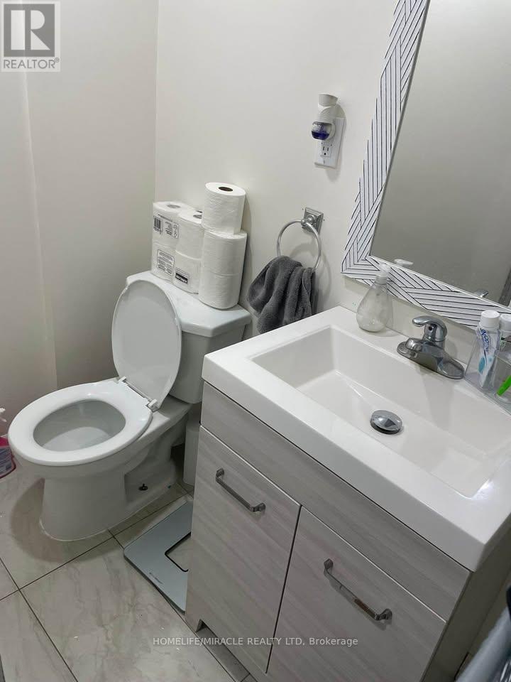 169 Fandango Drive, Brampton, Ontario  L6Z 0M1 - Photo 5 - W12519734