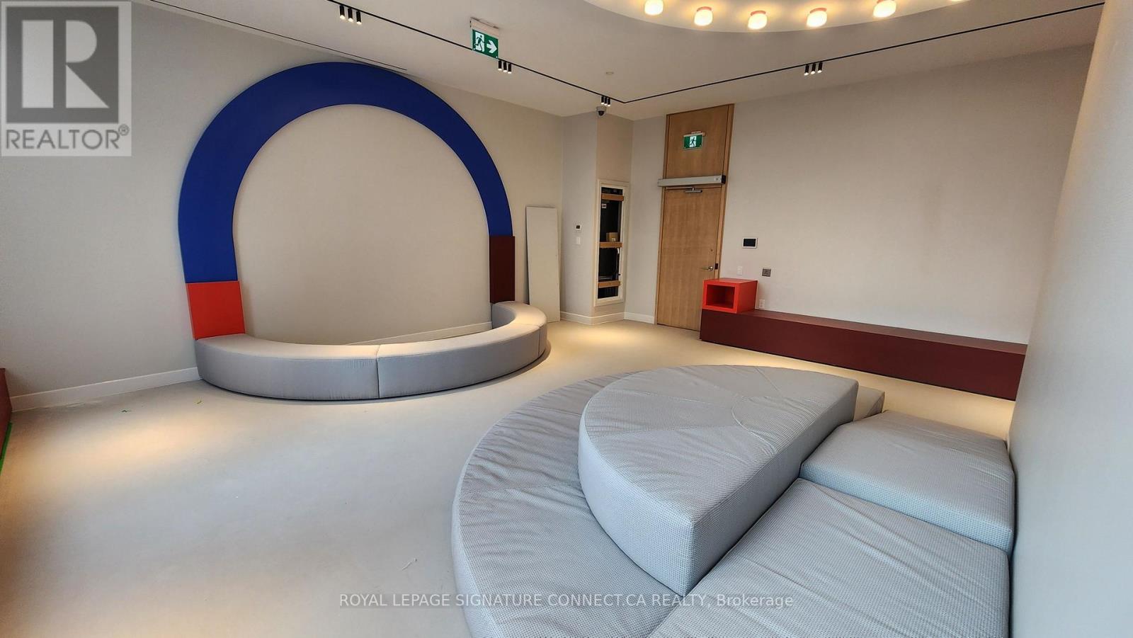 1009 - 395 Square One Drive, Mississauga, Ontario  L5B 0C6 - Photo 9 - W12519770