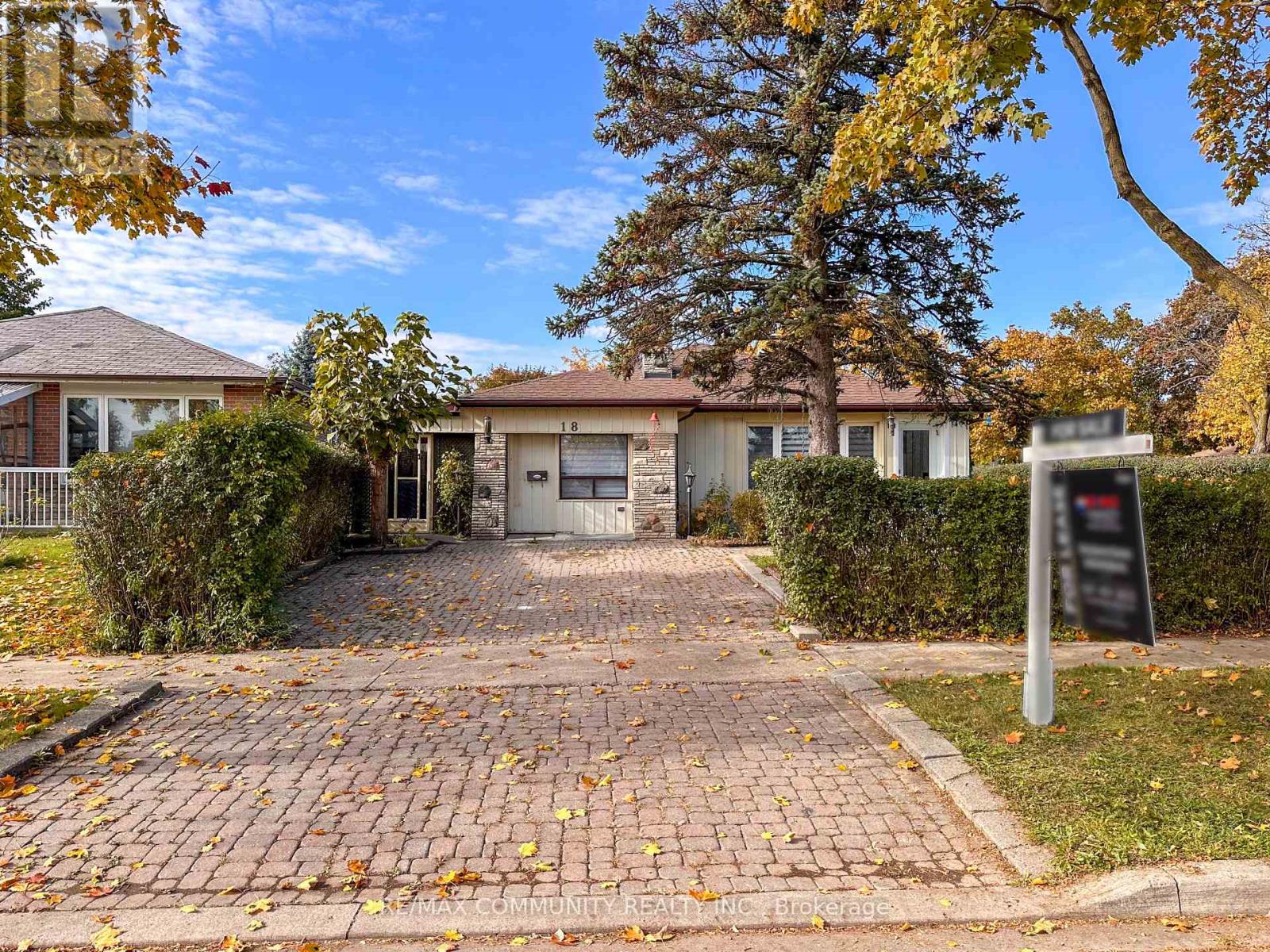 18 FURNESS CRESCENT, Toronto, Ontario