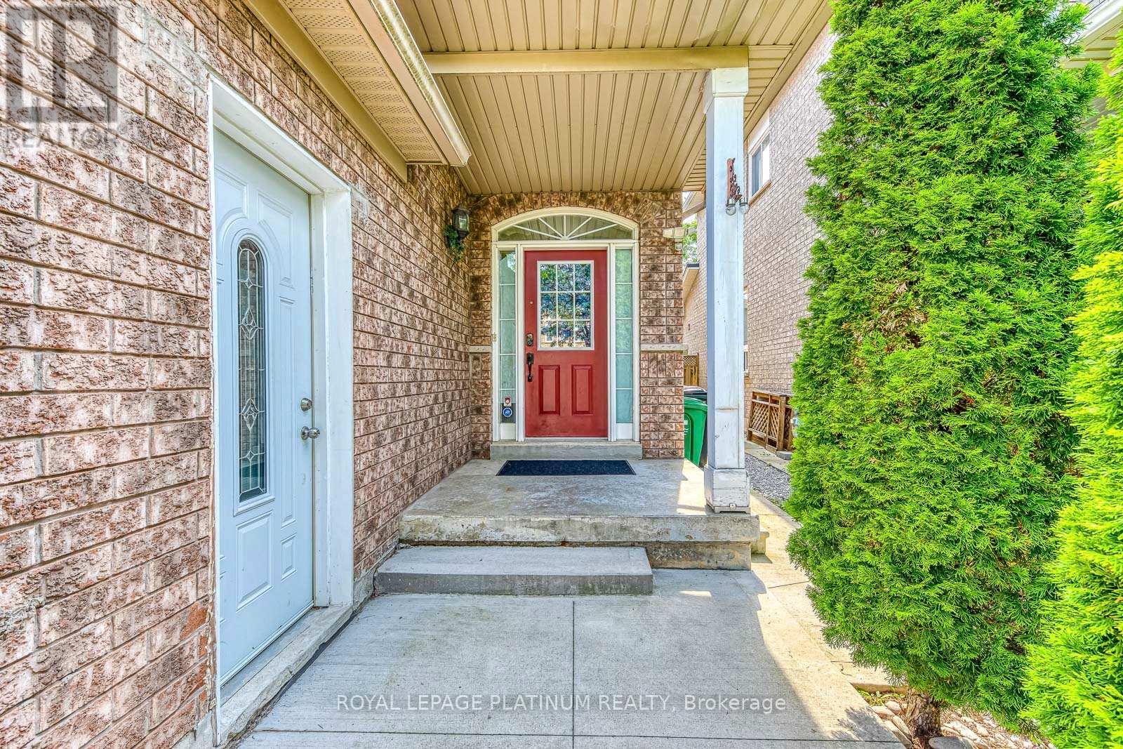 5644 Longboat Avenue, Mississauga, Ontario  L5M 7E8 - Photo 2 - W12519844