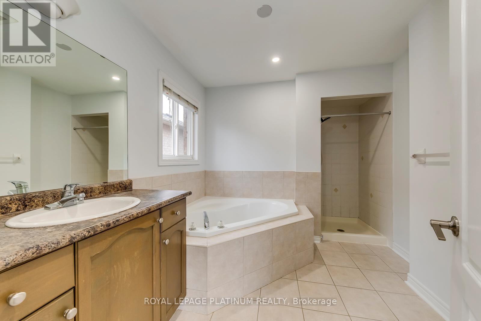 5644 Longboat Avenue, Mississauga, Ontario  L5M 7E8 - Photo 26 - W12519844